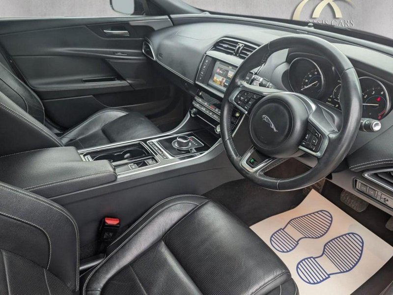 JAGUAR XE