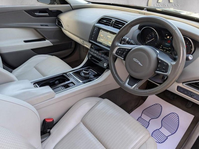 JAGUAR XE